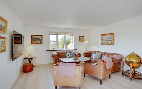 Bitta - 500M from the Sea: Möbel, Interior Design, Stuhl, Flooring, Tabelle, Resort, Fussboden, Decke, Zimmer, Eco Hotel