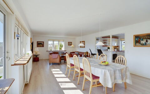 Bitta - 500M from the Sea: Möbel, Interior Design, Stuhl, Flooring, Tabelle, Resort, Fussboden, Decke, Zimmer, Eco Hotel