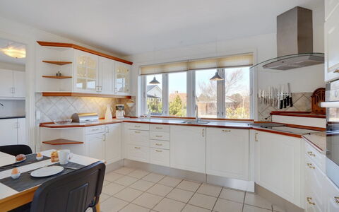 Bitta - 500M from the Sea: Möbel, Interior Design, Stuhl, Flooring, Tabelle, Resort, Fussboden, Decke, Zimmer, Eco Hotel