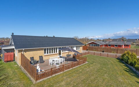 Bitta - 500M from the Sea: Möbel, Interior Design, Stuhl, Flooring, Tabelle, Resort, Fussboden, Decke, Zimmer, Eco Hotel