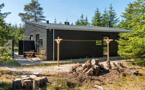 Gunnor - 1.3Km from the Sea: Möbel, Interior Design, Stuhl, Flooring, Tabelle, Resort, Fussboden, Decke, Zimmer, Eco Hotel