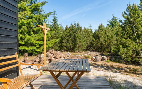 Gunnor - 1.3Km from the Sea: Möbel, Interior Design, Stuhl, Flooring, Tabelle, Resort, Fussboden, Decke, Zimmer, Eco Hotel