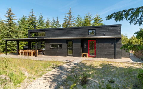 Gunnor - 1.3Km from the Sea: Möbel, Interior Design, Stuhl, Flooring, Tabelle, Resort, Fussboden, Decke, Zimmer, Eco Hotel