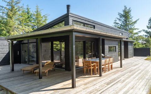 Gunnor - 1.3Km from the Sea: Möbel, Interior Design, Stuhl, Flooring, Tabelle, Resort, Fussboden, Decke, Zimmer, Eco Hotel