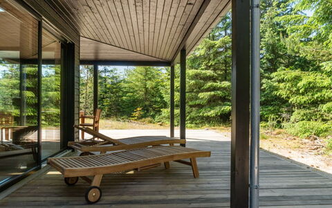 Gunnor - 1.3Km from the Sea: Möbel, Interior Design, Stuhl, Flooring, Tabelle, Resort, Fussboden, Decke, Zimmer, Eco Hotel