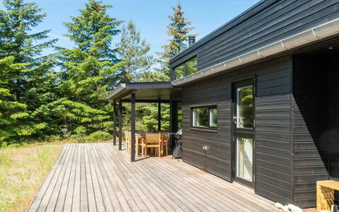 Gunnor - 1.3Km from the Sea: Möbel, Interior Design, Stuhl, Flooring, Tabelle, Resort, Fussboden, Decke, Zimmer, Eco Hotel