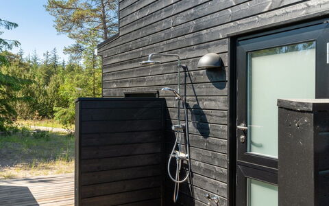 Gunnor - 1.3Km from the Sea: Möbel, Interior Design, Stuhl, Flooring, Tabelle, Resort, Fussboden, Decke, Zimmer, Eco Hotel