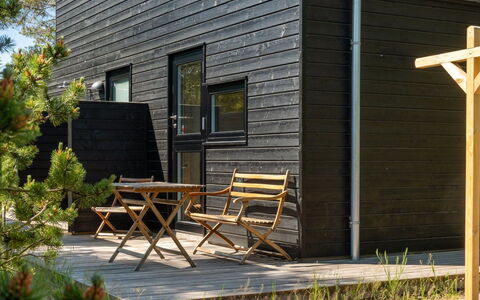 Gunnor - 1.3Km from the Sea: Möbel, Interior Design, Stuhl, Flooring, Tabelle, Resort, Fussboden, Decke, Zimmer, Eco Hotel