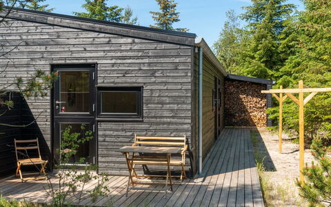Gunnor - 1.3Km from the Sea: Möbel, Interior Design, Stuhl, Flooring, Tabelle, Resort, Fussboden, Decke, Zimmer, Eco Hotel