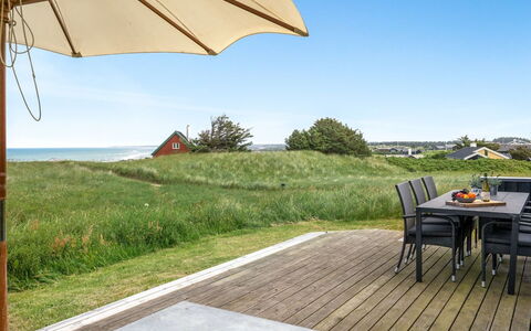 Mirjami - 95M from the Sea: Zuhause, Wohngebiet, Haus, Hütte, Dach, Grundstueck, Abstellgleis, Garten, Estate, Rasen