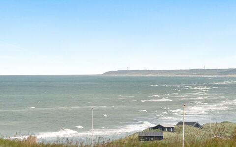 Mirjami - 95M from the Sea: Zuhause, Wohngebiet, Haus, Hütte, Dach, Grundstueck, Abstellgleis, Garten, Estate, Rasen