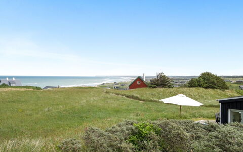 Mirjami - 95M from the Sea: Zuhause, Wohngebiet, Haus, Hütte, Dach, Grundstueck, Abstellgleis, Garten, Estate, Rasen