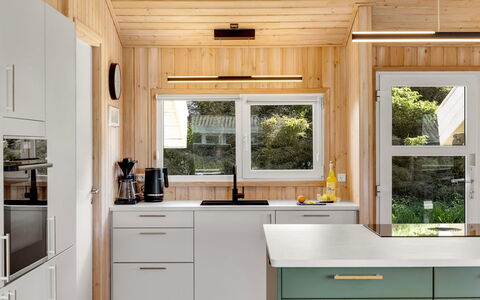 Ellen - 289M from the Sea: Küchengerät, Küche, Countertop, Möbel, Major Appliance, Interior Design, Flooring, Cabinetry, Holz, Kühlschrank