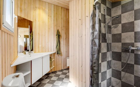 Ellen - 289M from the Sea: Flooring, Fussboden, Holz, Interior Design, Armatur, Decke, Badezimmer, Installation, Zimmer, Fliese