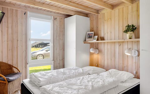Ellen - 289M from the Sea: Holz, Schlafzimmer, Bett, Interior Design, Möbel, Fussboden, Bettrahmen, Bedding, Bettdecke, Decke