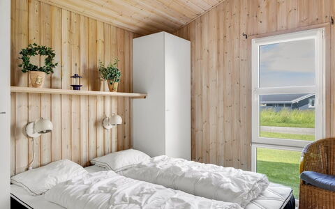 Ellen - 289M from the Sea: Schlafzimmer, Bett, Holz, Möbel, Interior Design, Bedding, Bettdecke, Fussboden, Flooring, Decke