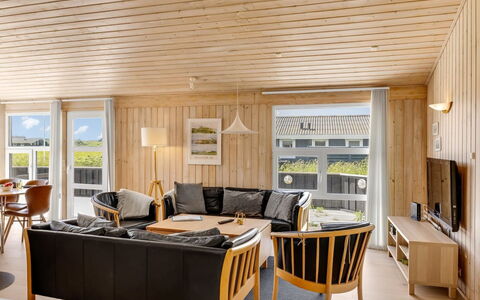 Ellen - 289M from the Sea: Möbel, Interior Design, Holz, Flooring, Decke, Fussboden, Holzboden, Tabelle, Zimmer, Wohnzimmer