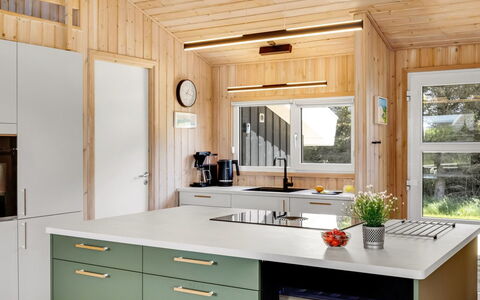 Ellen - 289M from the Sea: Küchengerät, Küche, Countertop, Interior Design, Major Appliance, Holz, Möbel, Flooring, Cabinetry, Haushaltsgerät