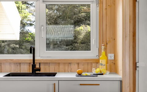Ellen - 289M from the Sea: Holz, Interior Design, Countertop, Armatur, Küche, Spüle, Zuhause, Zapfhahn, Sinken, Glas