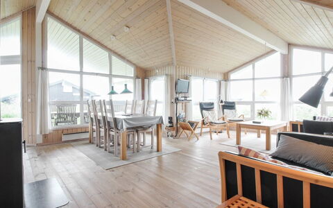Fanija - 200M from the Sea: Holz, Interior Design, Decke, Fussboden, Möbel, Flooring, Zuhause, Stuhl, Holzboden, Wohnzimmer