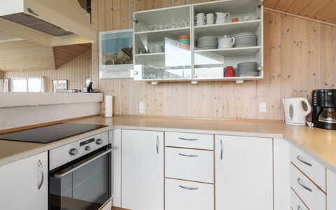 Fanija - 200M from the Sea: Küche, Countertop, Interior Design, Holz, Flooring, Cabinetry, Decke, Möbel, Fussboden, Küchengerät