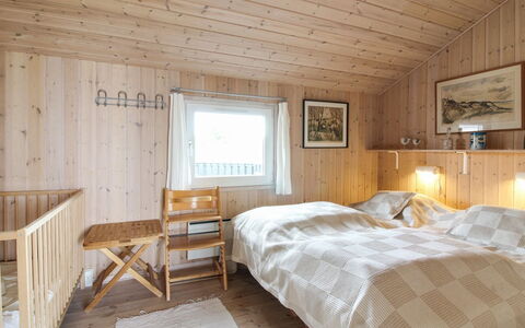 Fanija - 200M from the Sea: Schlafzimmer, Bett, Holz, Möbel, Bettdecke, Bedding, Interior Design, Decke, Zuhause, Fussboden