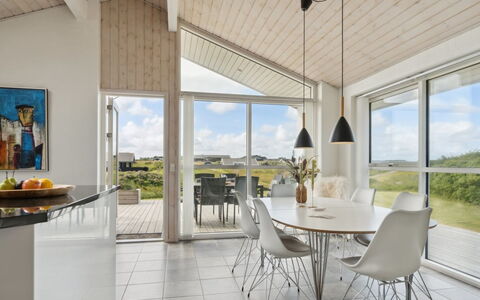 Ohto - 281M from the Sea: Decke, Flooring, Küche & Esszimmer Tisch, Light Fixture, Holzboden, Hartholz, Wohnzimmer, Stuhl, Lampe