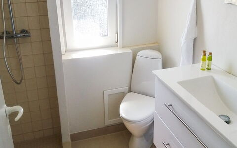 Gerlef - 382M from the Sea: Toilleten Sitz, Badezimmer, Toilette, Armatur, Bad Sink, Flooring, Wand, Fussboden, Sinken, Interior Design