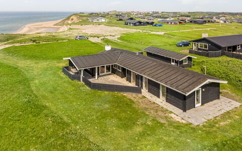 Sinnika - 75M from the Sea: Haus, Zuhause, Tür, Dach, Hütte, Estate, Garten, Schatten, Abstellgleis, Garten