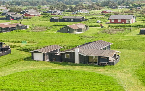 Sinnika - 75M from the Sea: Haus, Zuhause, Tür, Dach, Hütte, Estate, Garten, Schatten, Abstellgleis, Garten