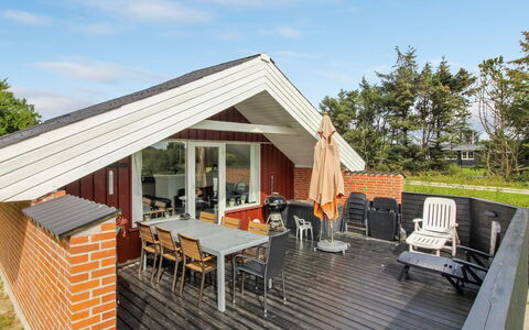 Halli - 700M from the Sea: Holz, Zuhause, Veranda, Deck, Hartholz, Dach, Holzbeize, Holzboden, Eco Hotel