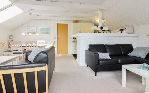 Halli - 700M from the Sea: Holz, Zuhause, Veranda, Deck, Hartholz, Dach, Holzbeize, Holzboden, Eco Hotel