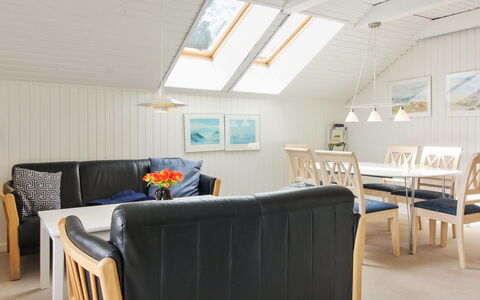 Halli - 700M from the Sea: Holz, Zuhause, Veranda, Deck, Hartholz, Dach, Holzbeize, Holzboden, Eco Hotel