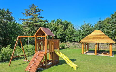 Halli - 700M from the Sea: Holz, Zuhause, Veranda, Deck, Hartholz, Dach, Holzbeize, Holzboden, Eco Hotel