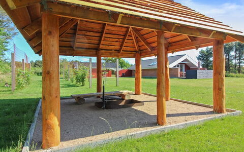 Halli - 700M from the Sea: Holz, Zuhause, Veranda, Deck, Hartholz, Dach, Holzbeize, Holzboden, Eco Hotel