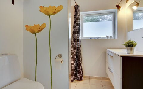Aarthi - 637M from the Sea: Wand, Armatur, Badezimmer, Interior Design, Flooring, Fussboden, Toilette, Bad Sink, Toilleten Sitz, Installation