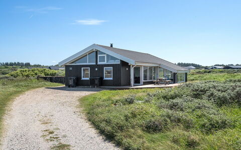 Hermund - 110M from the Sea: Wohngebiet, Dach, Vorort, Auffahrt, Estate, Kamin