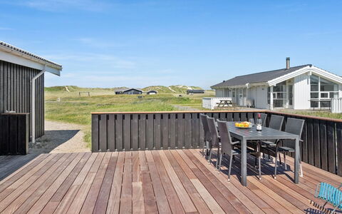 Hermund - 110M from the Sea: Wohngebiet, Dach, Vorort, Auffahrt, Estate, Kamin