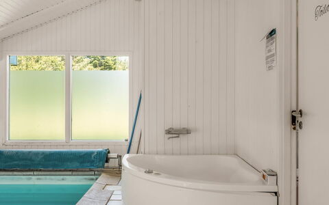 Franka - 950M from the Sea: Flooring, Fussboden, Interior Design, Holz, Decke, Armatur, Badewanne, Verbundwerkstoff, Zimmer, Badezimmer