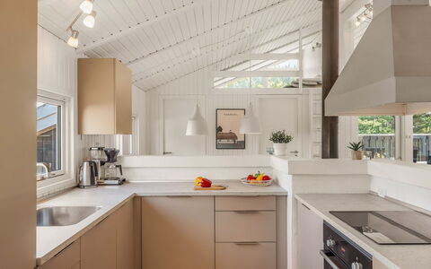 Franka - 950M from the Sea: Küche, Countertop, Interior Design, Möbel, Cabinetry, Küchengerät, Flooring, Light Fixture, Decke, Holz