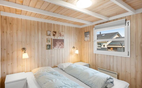 Zafirka - 364M from the Sea: Holz, Schlafzimmer, Interior Design, Decke, Zuhause, Fussboden, Bett, Flooring, Zimmer, Hartholz