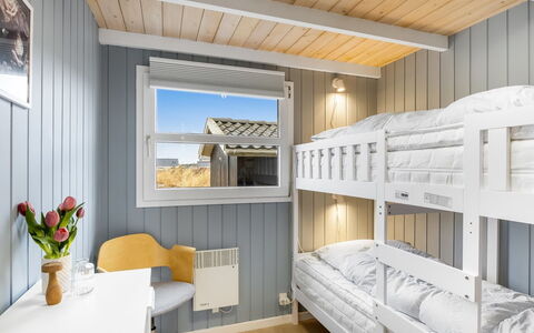 Zafirka - 364M from the Sea: Schlafzimmer, Etagenbett, Bedding, Holzbeize, Bett, Planke, Linens, Bettrahmen, Hartholz, Hotel
