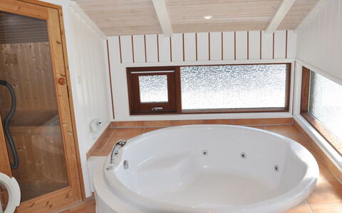 Sigvalda - 250M from the Sea: Flooring, Armatur, Fussboden, Interior Design, Badewanne, Holz, Badezimmer, Decke, Zimmer, Installation