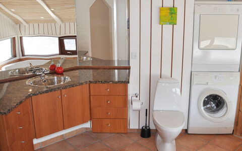 Sigvalda - 250M from the Sea: Holz, Interior Design, Flooring, Armatur, Fussboden, Sinken, Installation, Zapfhahn, Zimmer, Countertop