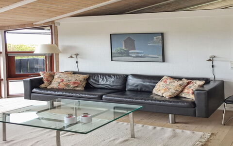 Sigvalda - 250M from the Sea: Möbel, Couch, Flooring, Holz, Interior Design, Fussboden, Wohnzimmer, Tabelle, Beleuchtung, Kaffetisch