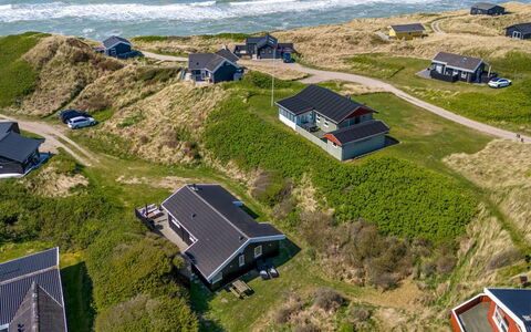 Idalia - 125M from the Sea: Gebäude, Haus, Holz, Zuhause, Dach, Hütte, Wohngebiet, Strauch, Die Architektur
