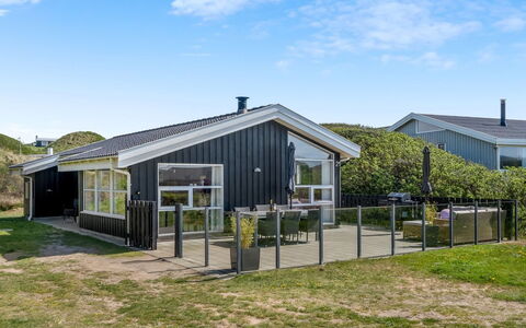 Idalia - 125M from the Sea: Blau, Strauch, Hütte, Ground, Garten, Estate, Schatten, Landscaping, Bauernhaus, Eco Hotel