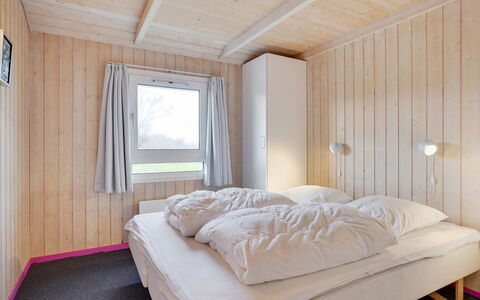 Hava - 450M from the Sea: Schlafzimmer, Holz, Bett, Bettdecke, Bedding, Interior Design, Zuhause, Bettrahmen, Decke, Zimmer
