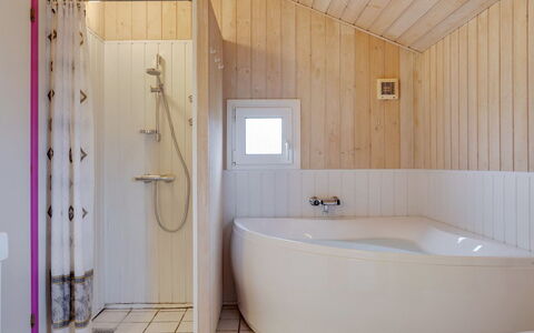 Hava - 450M from the Sea: Flooring, Fussboden, Armatur, Badezimmer, Interior Design, Wand, Holz, Badewanne, Decke, Zapfhahn