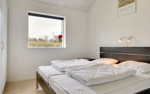 Swarthofthi - 1.5Km from the Sea: Schlafzimmer, Decke, Bett, Interior Design, Bedding, Bettdecke, Fussboden, Linens, Zimmer, Bettrahmen